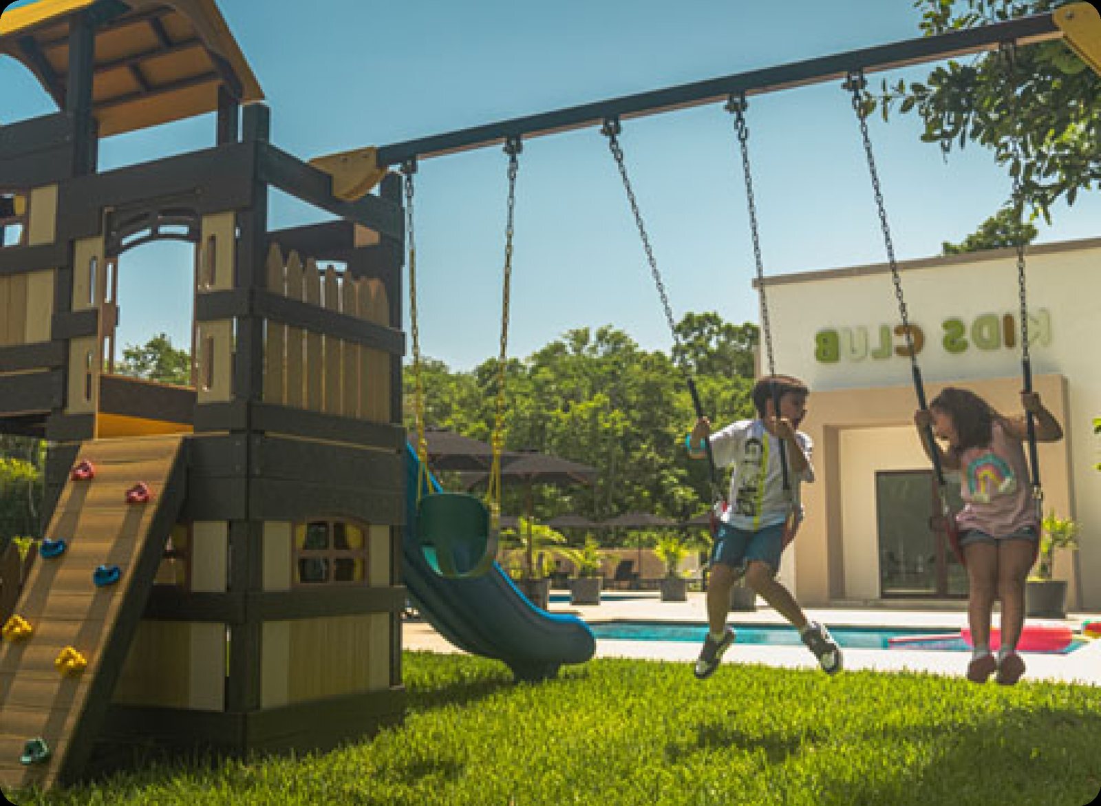 Enfants jouant dans l'aire de jeux près de la piscine à Ciudad Mayakoba
