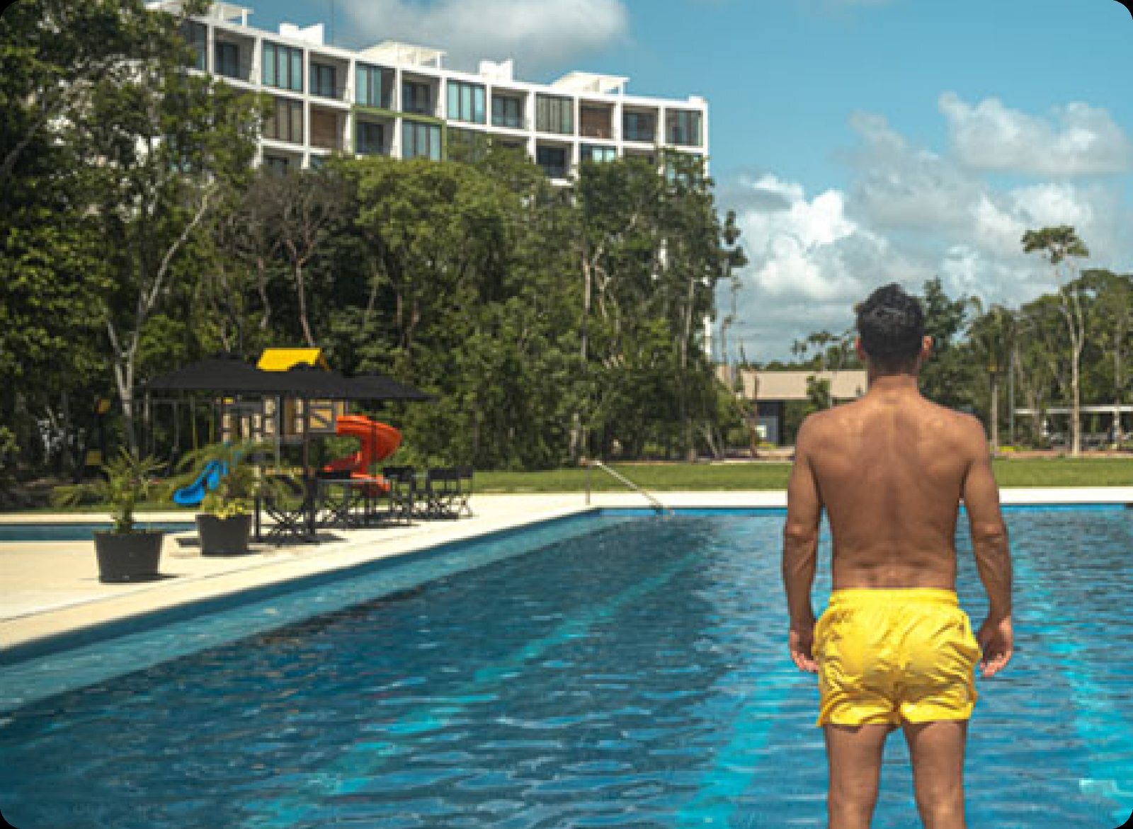 Résident au bord de la piscine à Ciudad Mayakoba